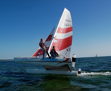 Katamaran - dwukadłubowiec. 