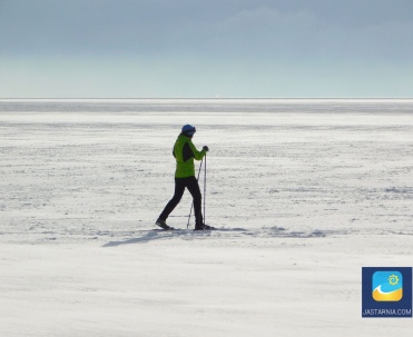Narty zimą na plaży to wcale nie taki rzadki widok.